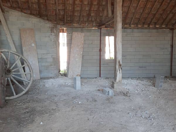 renovation-grange-camelie-agencement-mur-parpaing-interieur