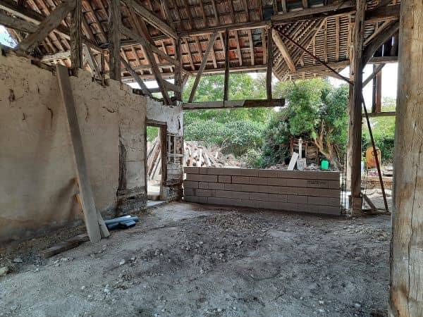 renovation-grange-camelie-agencement-premier-mur-parpaing